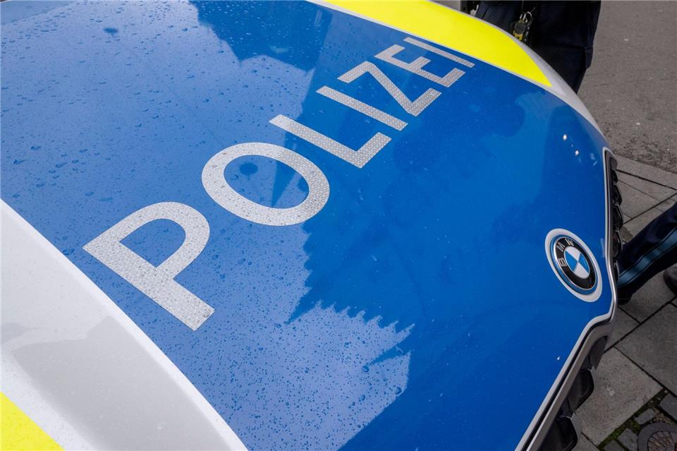 Die Kriminalpolizei ermittelt gegen einen Musiklehrer, der Schülerinnen heimlich unter den Rock gefilmt haben soll. (Symbolbild)Peter Kneffel/dpa