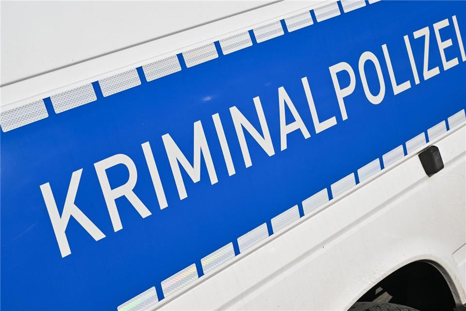 Die Kriminalpolizei ermittelt nach dem Fund von Knochen und Sprengstoff auf einem alten Gehöft in Brandenburg an der Havel. (Symbolbild)Patrick Pleul/dpa