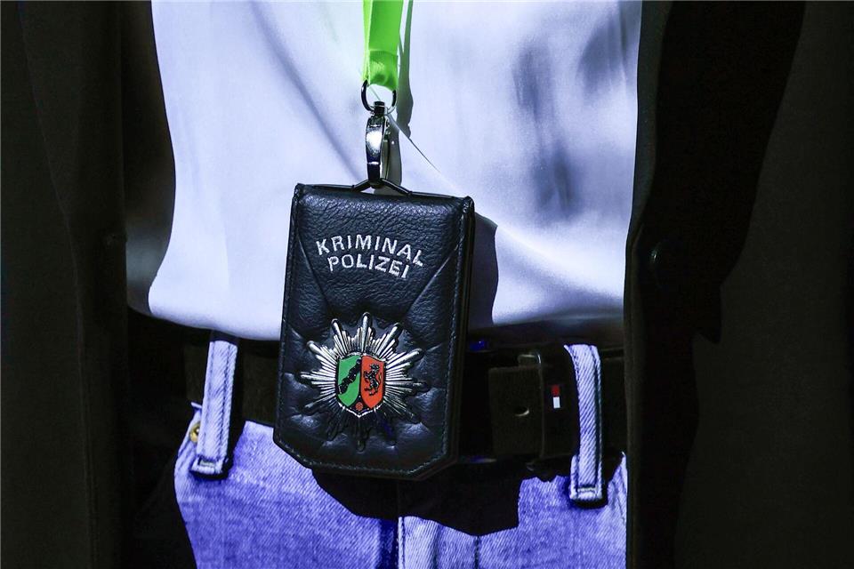 Die Kriminalpolizei in NRW trägt solche sogenannten Badges. Die Ermittler bekommen jetzt Unterstützung. (Symbolbild)Oliver Berg/dpa