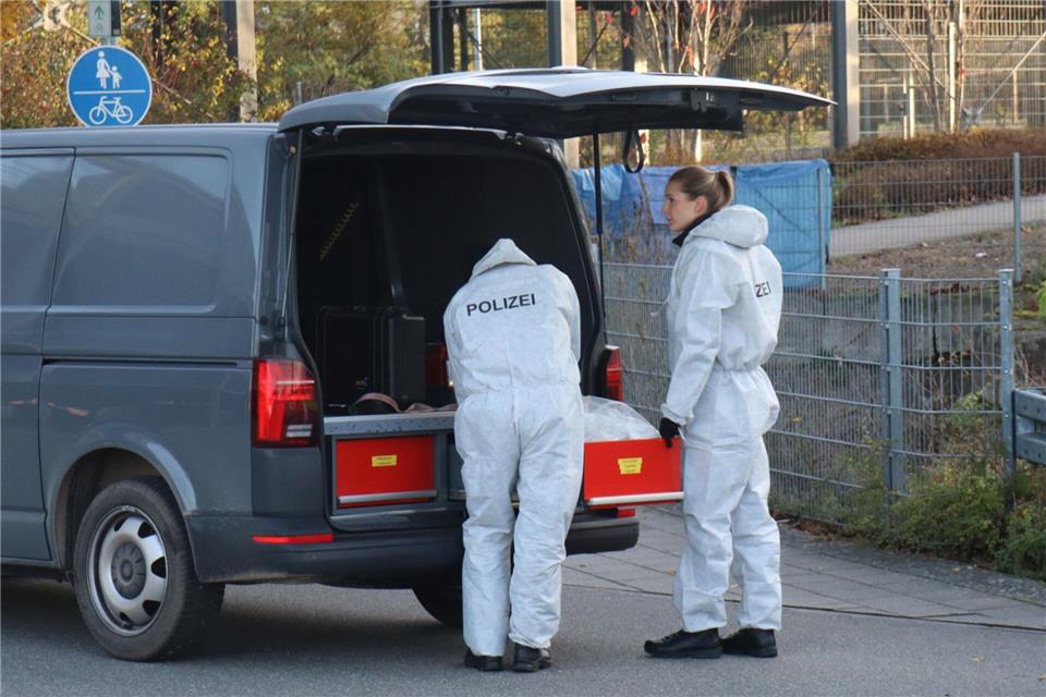 Die Kriminaltechnik untersucht die Leiche eines Mannes, die am Mittwoch am Bahnhof von Wiesloch gefunden wurde.Rene Priebe/dpa