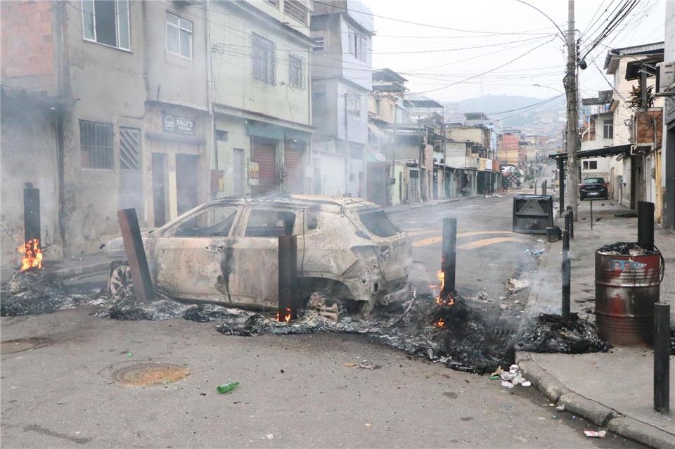 Schlag gegen Drogenbande: 64 Tote bei Polizeieinsatz in Rio  Die Kriminellen steckten Barrikaden in Brand.Jose Lucena/TheNEWS2 via ZUMA Press Wire/dpa