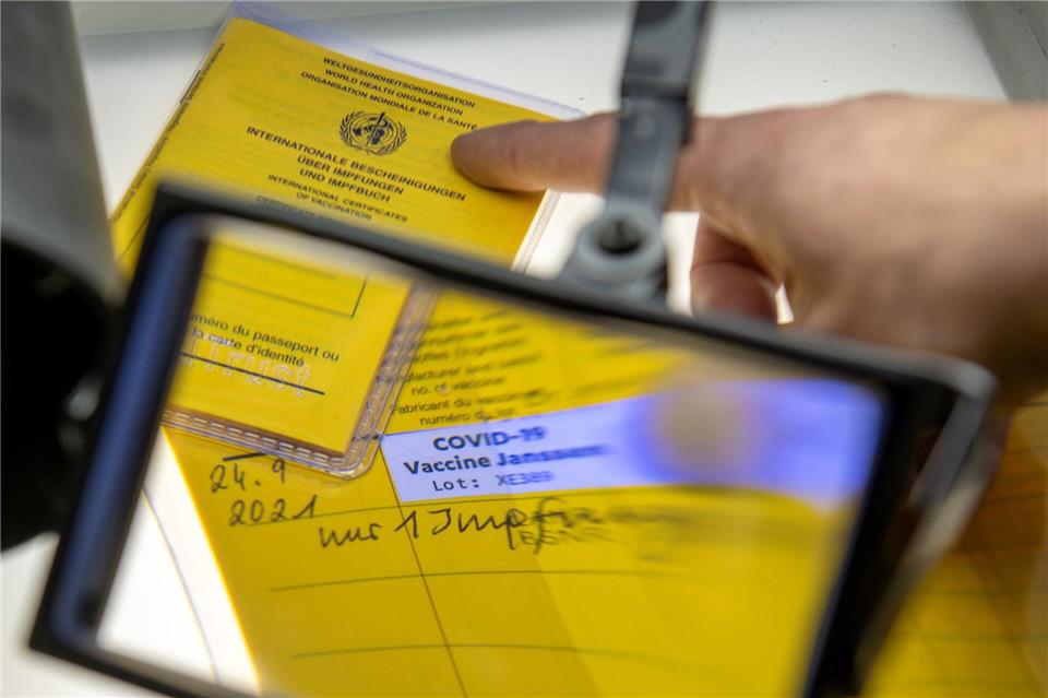 Die Kripo überprüfte im Zusammenhang mit dem Verfahren gegen den Hausarzt zahlreiche Impfausweise. (Archivbild)Stefan Puchner/dpa