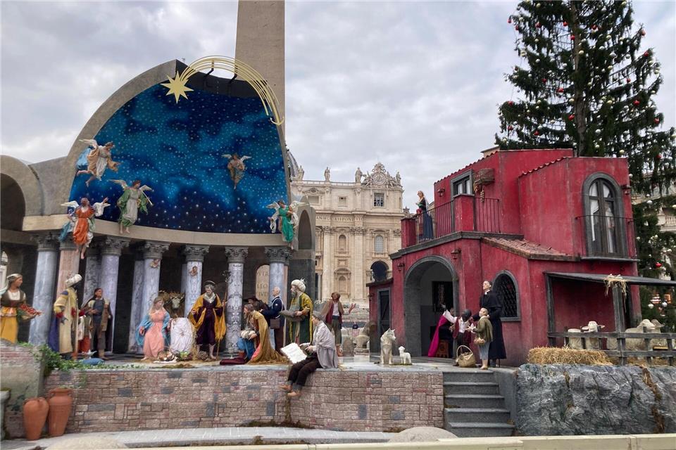 Die Krippe am Petersplatz lockt derzeit zahlreiche Besucher an. Sabine Dobel/dpa
