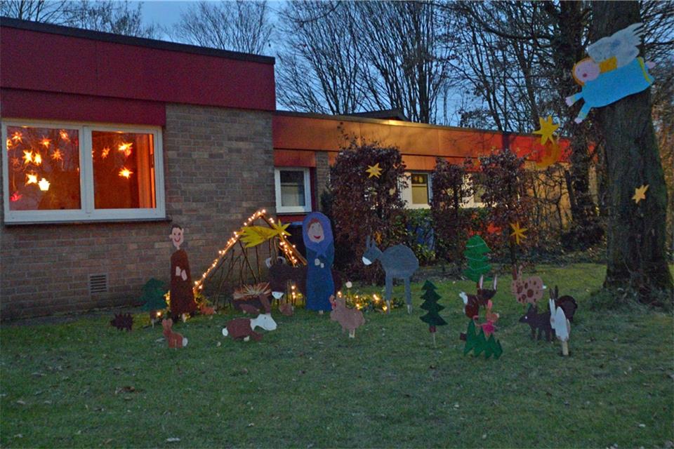 Die Krippenlandschaft vor dem Kindergarten St.-Silvester in Erle.