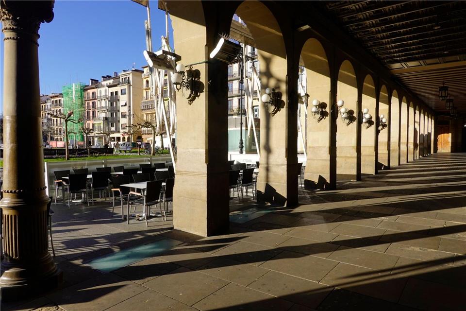 Die Kühle in den Arkaden am Hauptplatz beschrieb schon Hemingway. Andreas Drouve/dpa-tmn