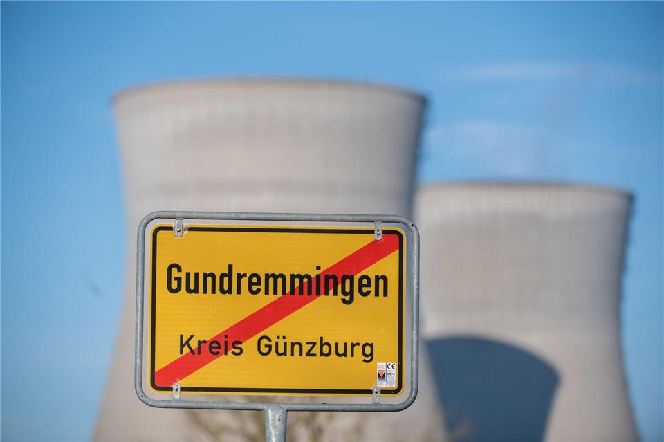 Die Kühltürme des ehemaligen Kernkraftwerks in Gundremmingen sollen am Samstag gesprengt werden. (Archivbild)Stefan Puchner/dpa