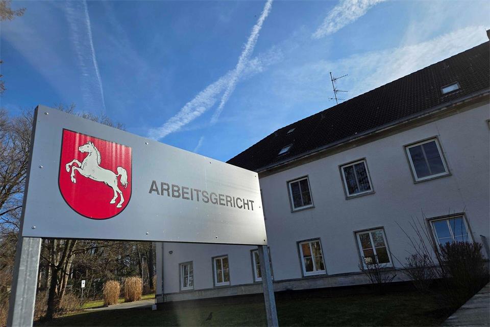 Die Kündigung zweier VW-Manager beschäftigt weiterhin die Justiz in Niedersachsen. (Archivbild)Christian Brahmann/dpa