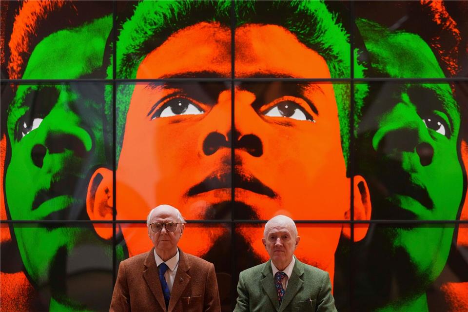 Die Künstler Gilbert & George posieren mit Kunstwerken in ihrer Ausstellung „DEATH HOPE LIFE FEAR...“ in London.Kirsty Wigglesworth/AP/dpa