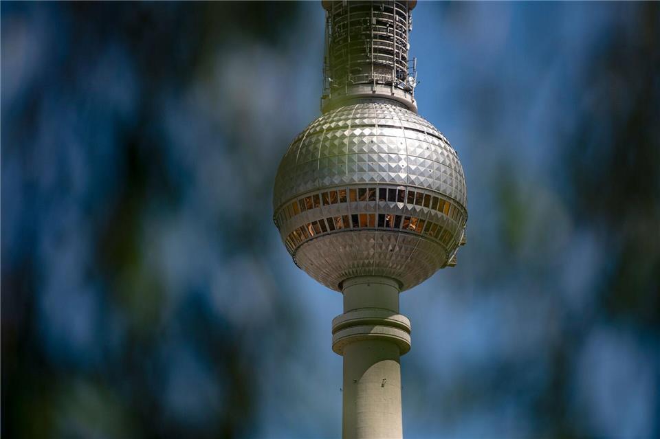 Die Kugel des Berliner Fernsehturms glänzt in der Sonne. (Archivbild)Paul Zinken/dpa