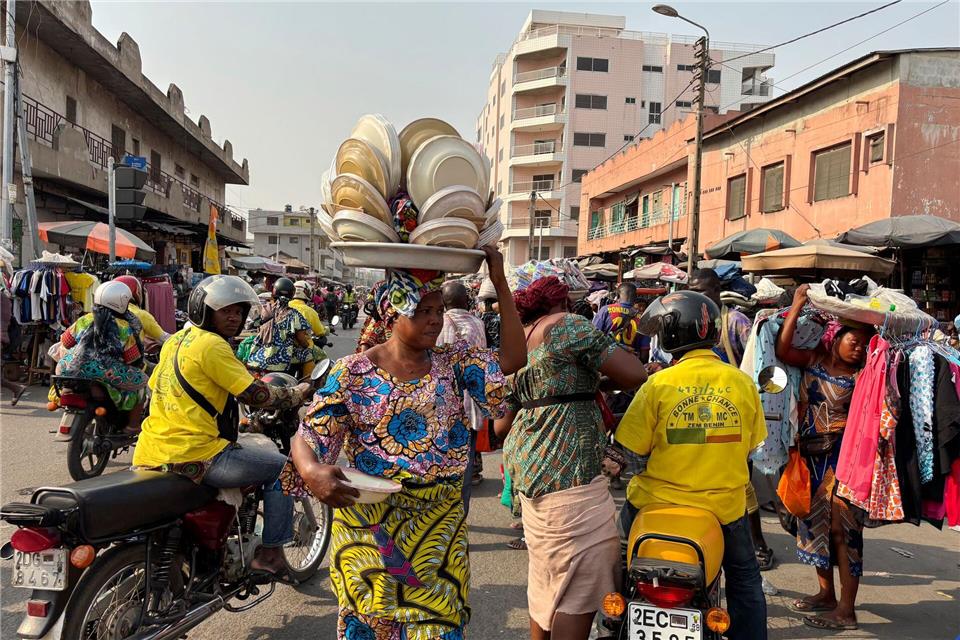 Die Kunde vom Putschversuch platzte in den Alltag in der Stadt Cotonou. (Archivbild)Sunday Alamba/AP/dpa