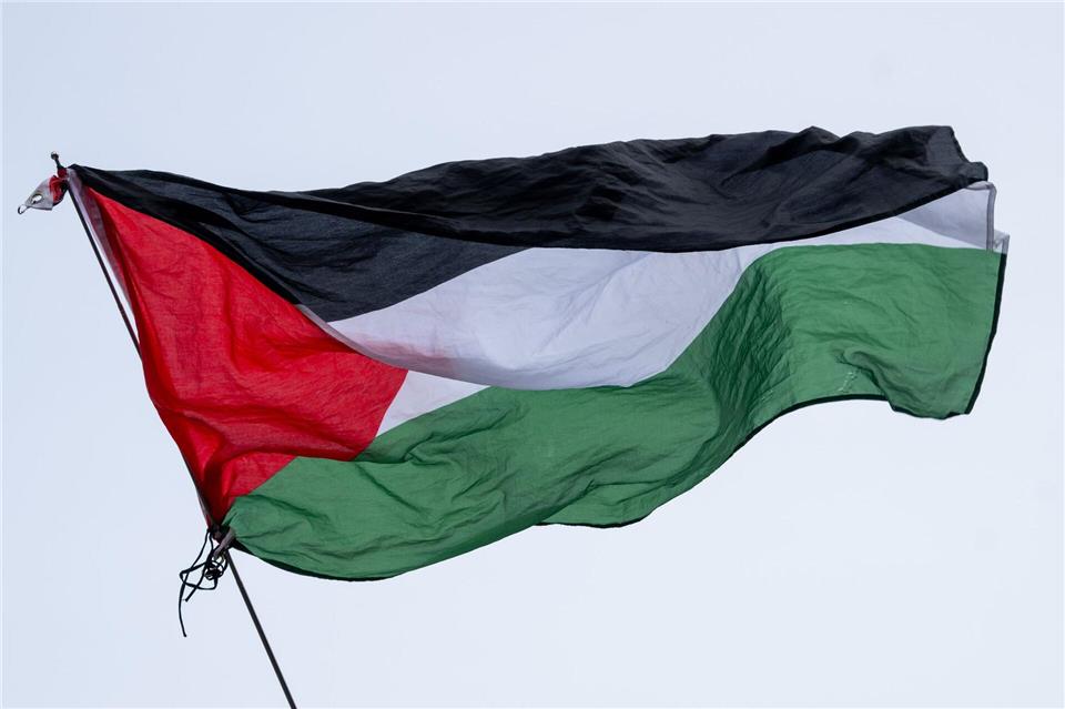 Die Kundgebung am Jahrestag des Angriffs der Hamas auf Israel findet nun doch statt. (Symbolbild)Monika Skolimowska/dpa