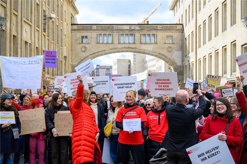 Die Kundgebung fand am Gesundheitsministerium statt.Soeren Stache/dpa