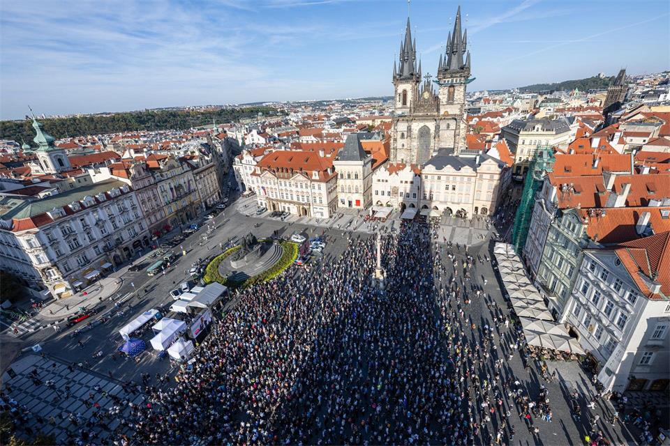 Die Kundgebung fand knapp zwei Wochen vor Teilsenats- und Kommunalwahlen statt.Kamaryt Michal/CTK/dpa