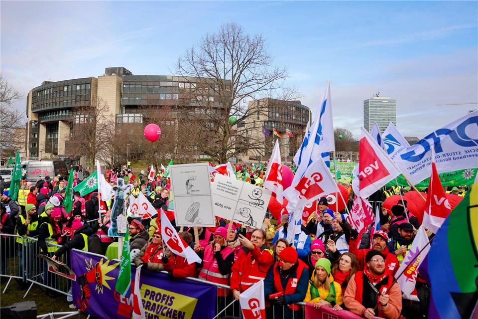 Die Kundgebung fand vor dem Landtag von Nordrhein-Westfalen in Düsseldorf statt.Thomas Banneyer/dpa