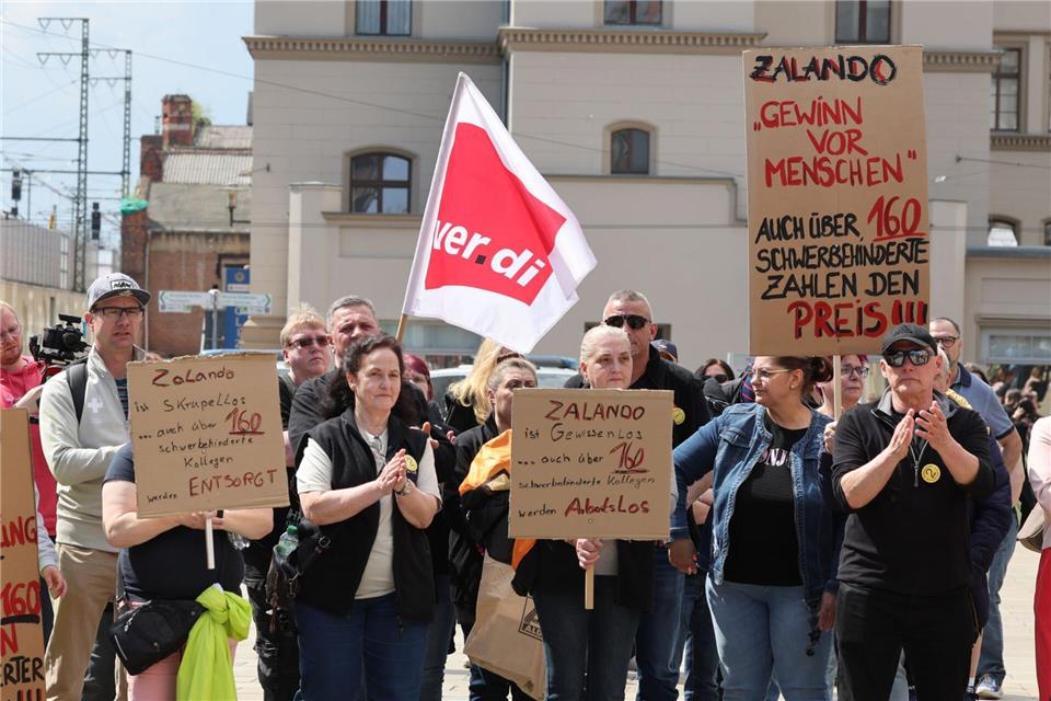 Die Kundgebung vor dem Hauptbahnhof in Erfurt richtete sich gegen die Schließungspläne Zalandos für das Logistikzentrum in Erfurt. Bodo Schackow/dpa