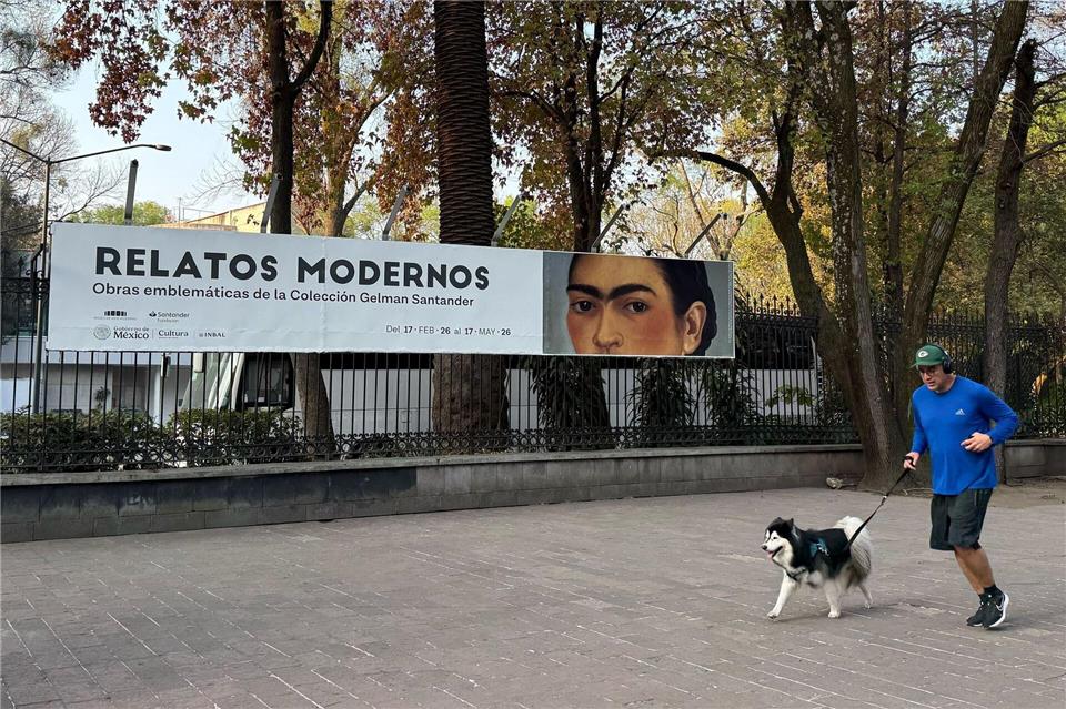 Die Kunstausstellung im Museo de Arte Moderno in Mexiko-Stadt umfasst zahlreiche Werke von Frida Kahlo.Andrea Sosa Cabrios/dpa