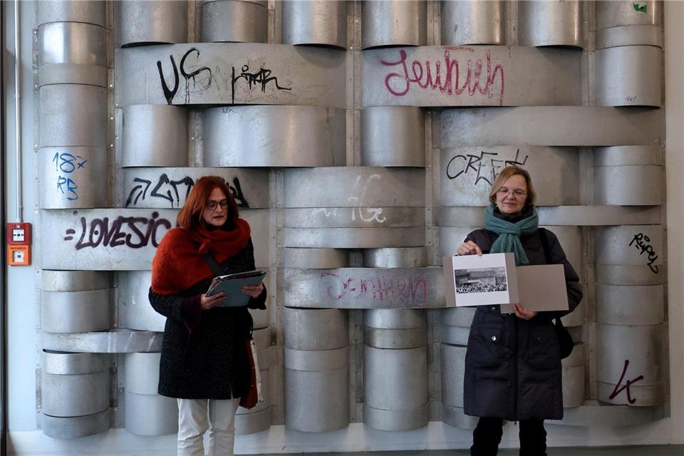 Die Kunsthistorikerinnen Friederike Thomas (links) und Sabine Kahle (rechts) auf Spurensuche nach DDR-Architektur.Bernd Wüstneck/dpa