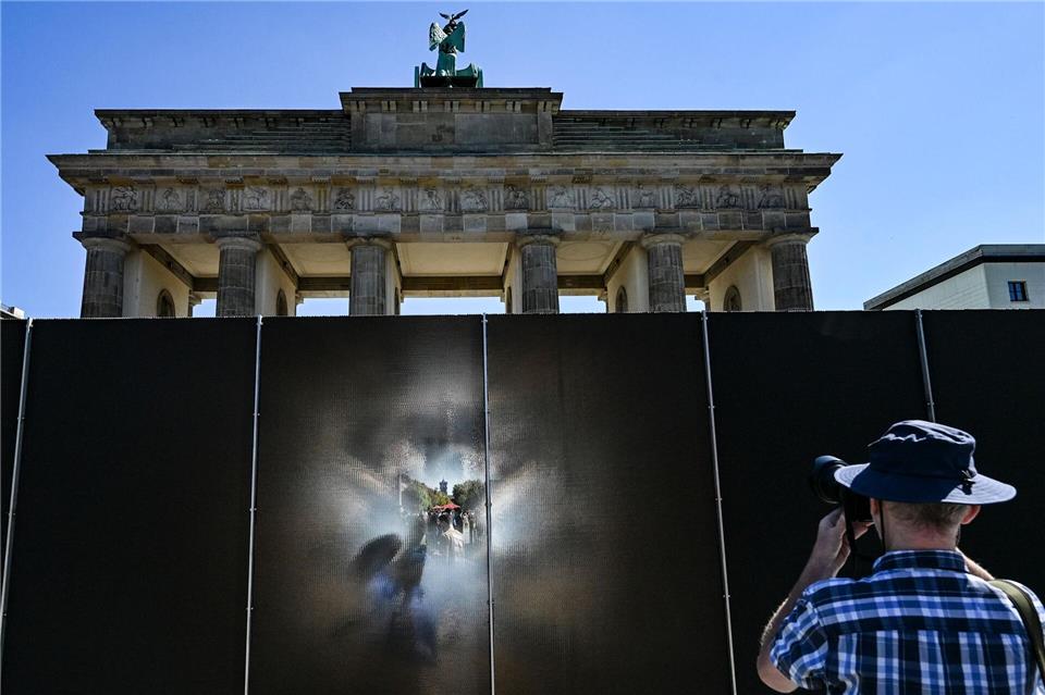 Die Kunstinstallation in Berlins Mitte ist zugleich durchsichtig und undurchsichtig. Jens Kalaene/dpa
