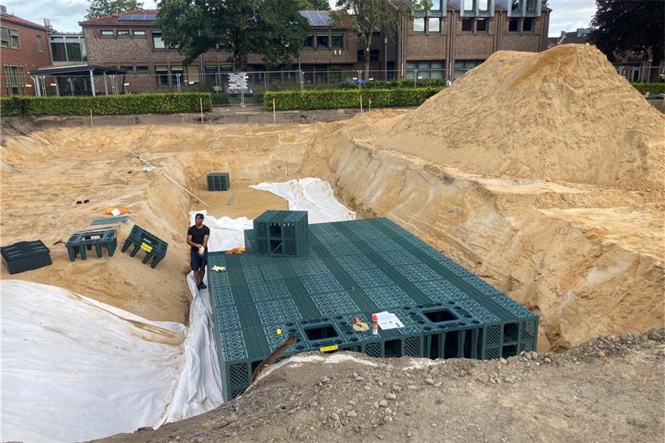 Die Kunststoffelemente für den Regenwasser-Zwischenspeicher lassen sich wie Bierkästen aufeinander stapeln.
