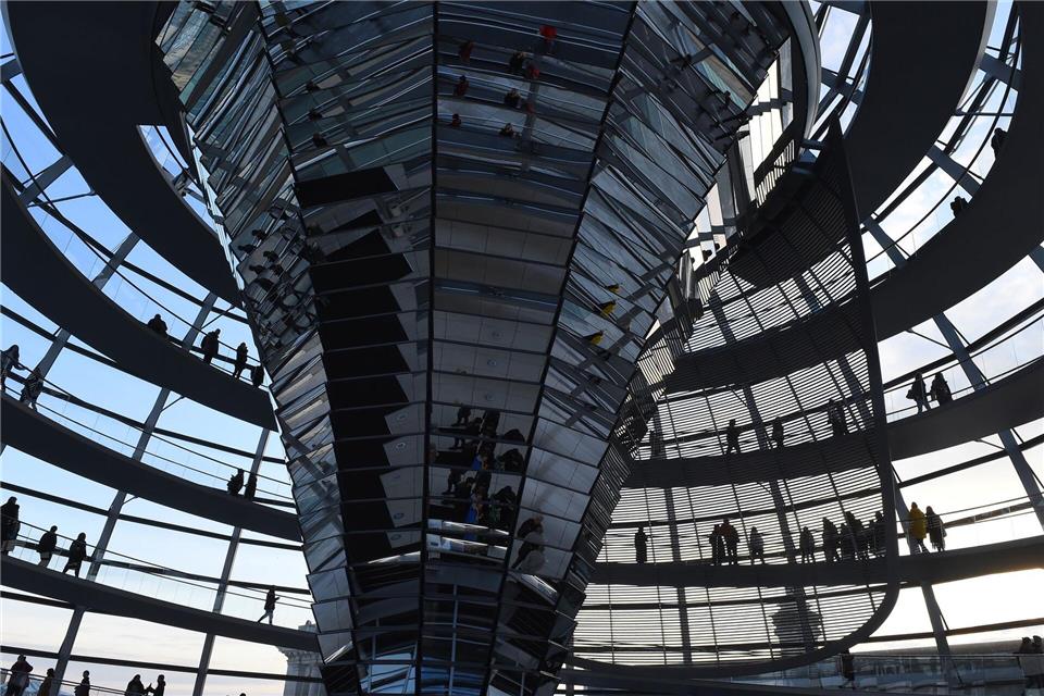 Die Kuppel am Reichstagsgebäude bleibt am Wochenende wegen großer Hitze geschlossen. (Archivbild)Sonja Wurtscheid/dpa