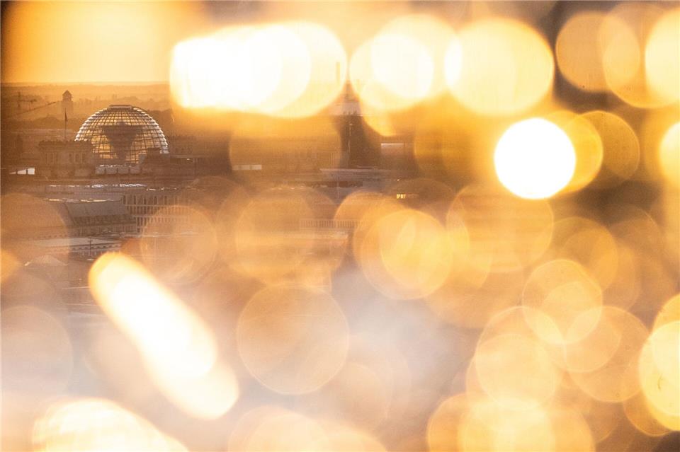 Die Kuppel des Bundestags ist im Licht der untergehenden Sonne zu sehen.Sebastian Gollnow/dpa