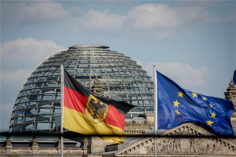 Die Kuppel des Reichstagsgebäudes bleibt wegen der Hitze am Wochenende für Besucher geschlossen.Kay Nietfeld/dpa