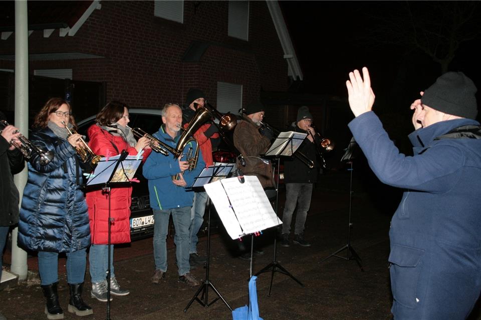 Die Kurrendebläser der Posaunenchorgemeinschaft Borken/Gemen ziehen abends durch die Straßen und spielen Weihnachtslieder. 