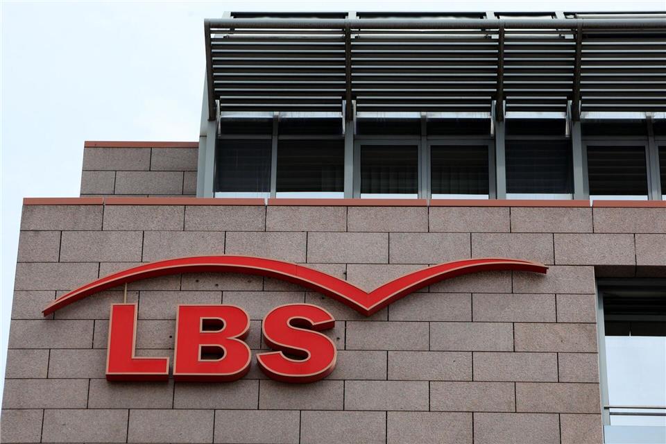 Die LBS sieht auch beim Bausparen wieder einen Aufwind. (Archivbild)Lukas Barth/dpa