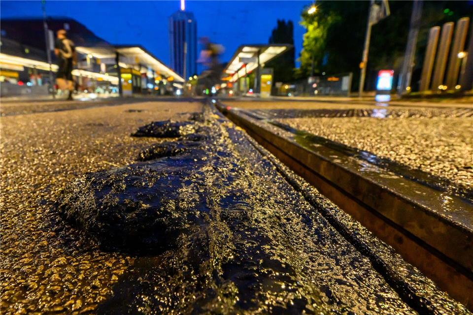Die LVB gehen derzeit davon aus, dass bei weiterer intensiver Nachtarbeit bereits am Dienstag weitere Linien abschnittsweise in den Betrieb gehen können. Hendrik Schmidt/dpa