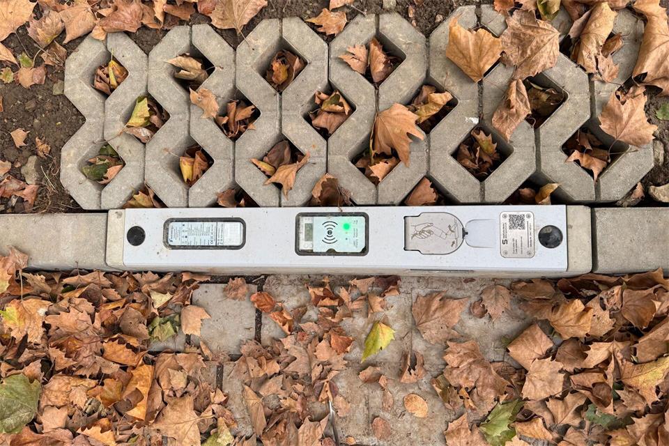 Die Ladebordsteine liefern bis zu 22 Kilowatt und sollen Laden in engen Straßen erleichtern.Nicole Schippers/dpa