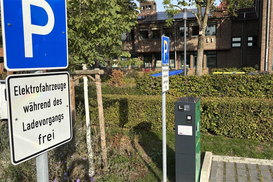 Die Ladestation am Rathaus hat die Gemeinde ausgebaut, um die Ladeleistung zu erhöhen.