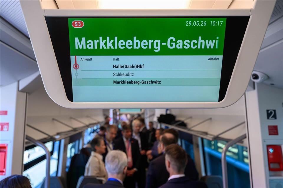 Die Länderbahn präsentierte ihre neuen S-Bahn-Fahrzeuge bei einer Premierenfahrt zwischen Halle und Markkleeberg-Gaschwitz.Hendrik Schmidt/dpa