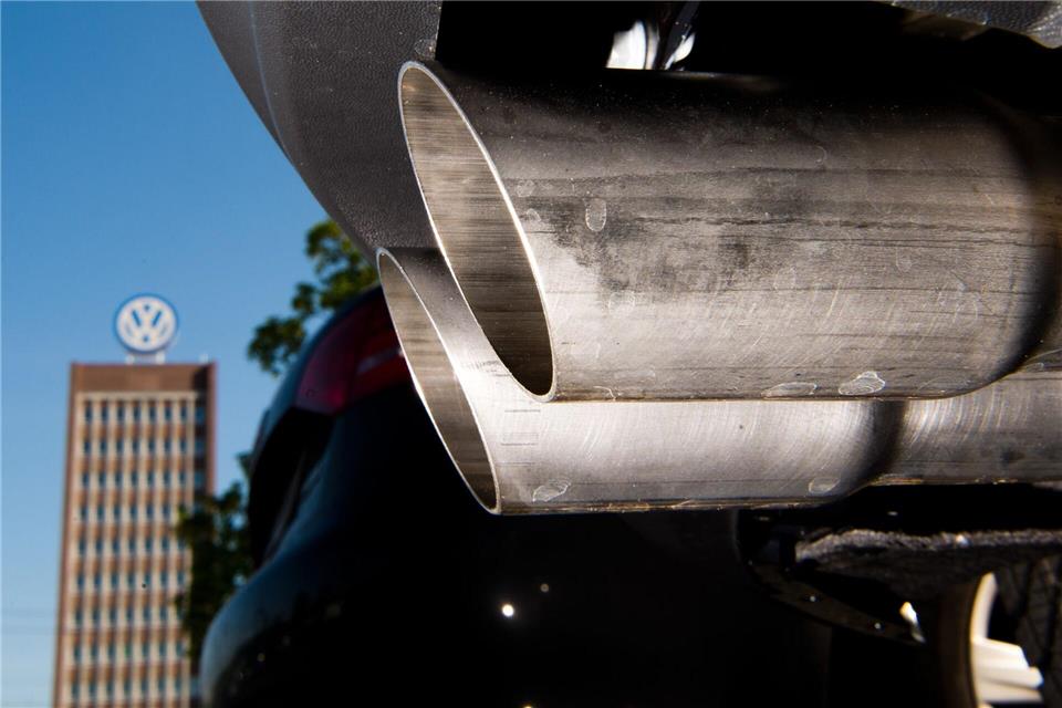Die Länderchefs von Bayern und Niedersachsen fordern eine Lockerung des ab 2035 geplanten Verbots der Neuzulassung von Autos mit Verbrennungsmotor. (Symbolbild)Julian Stratenschulte/dpa