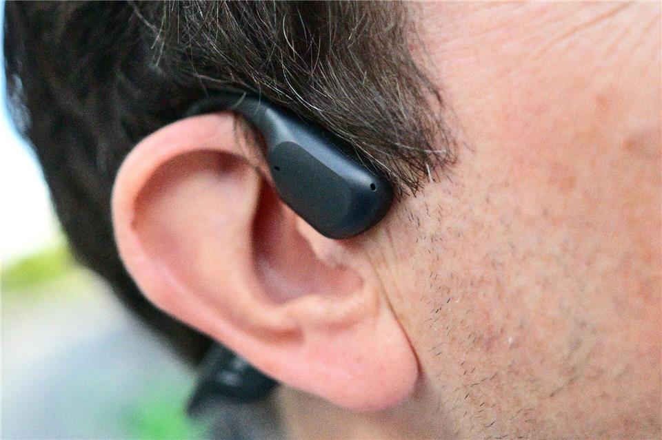 Mit Musik in Marathon: Berliner Lauf mit Premiere Die Läuferinnen und Läufer können mit Open-Ear-Kopfhörern trotz Musik im Ohr Umgebungsgeräusche wahrnehmen. (Symbolbild)Sebastian Christoph Gollnow/dpa