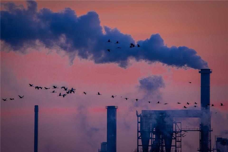 Die Lage der Industrie ist angespannt, 2026 drohen neue Einschnitte. (Symbolbild)Jens Büttner/dpa