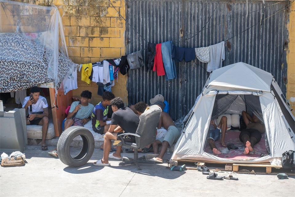 Die Lage in Spaniens Nordafrika-Exklave Ceuta ist zunehmend angespannt. Einheimische fordern die gewaltsame Rückführung von Migranten nach Marokko. (Archivbild)Marcos Moreno/EUROPA PRESS/dpa