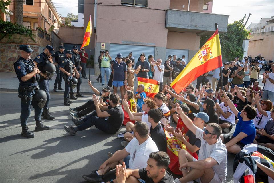 Die Lage in Spaniens Nordafrika-Exklave Ceuta ist zunehmend angespannt. Einheimische fordern die gewaltsame Rückführung von Migranten nach Marokko. Marcos Moreno/EUROPA PRESS/dpa