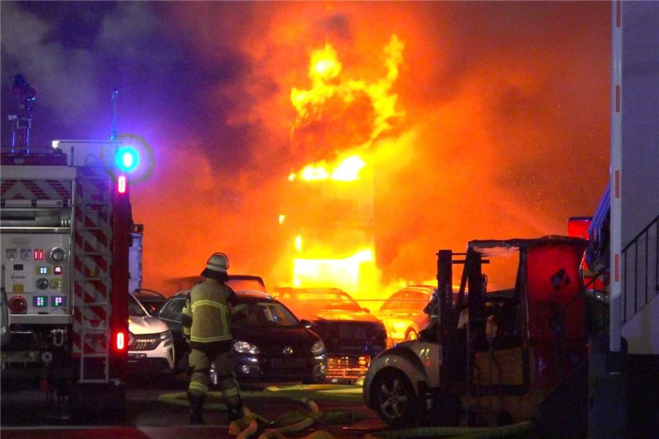 Die Lagerhalle habe vollständig gebrannt, teilte die Feuerwehr mit. Markus Gayk/dpa