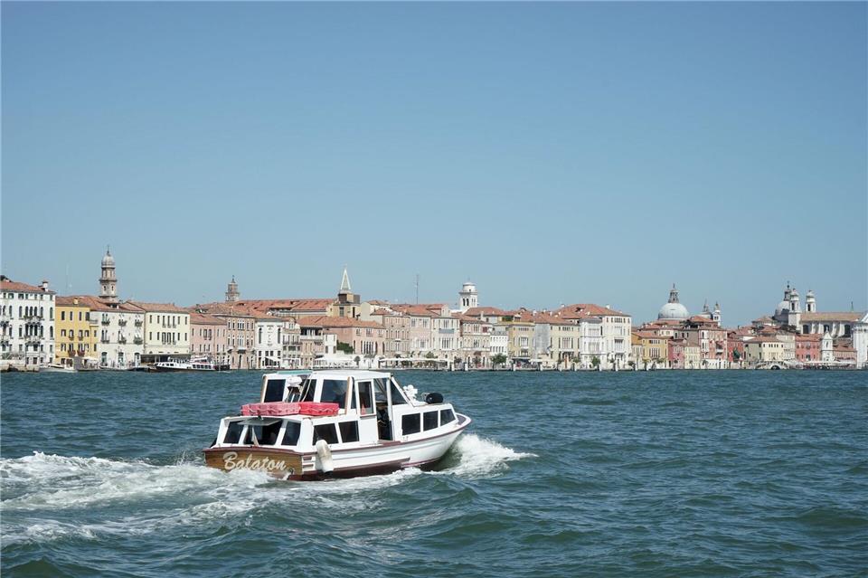 Die Lagunenstadt vom Wasser aus: Mit einem Boot vor Venedig zu cruisen, ist ein besonderes Erlebnis. Stefan Weißenborn/dpa-tmn
