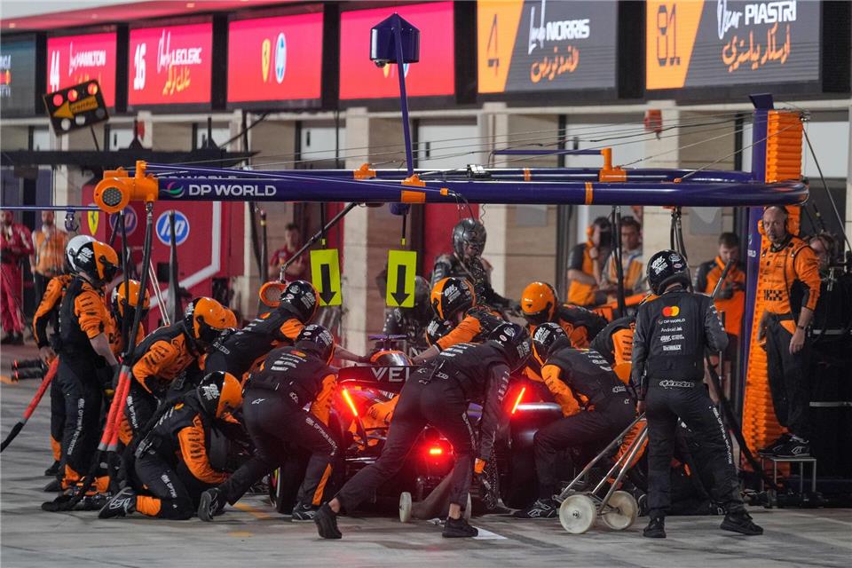 Die Lampen brennen in bisschen bei McLaren.  Altaf Qadri/AP POOL/AP/dpa