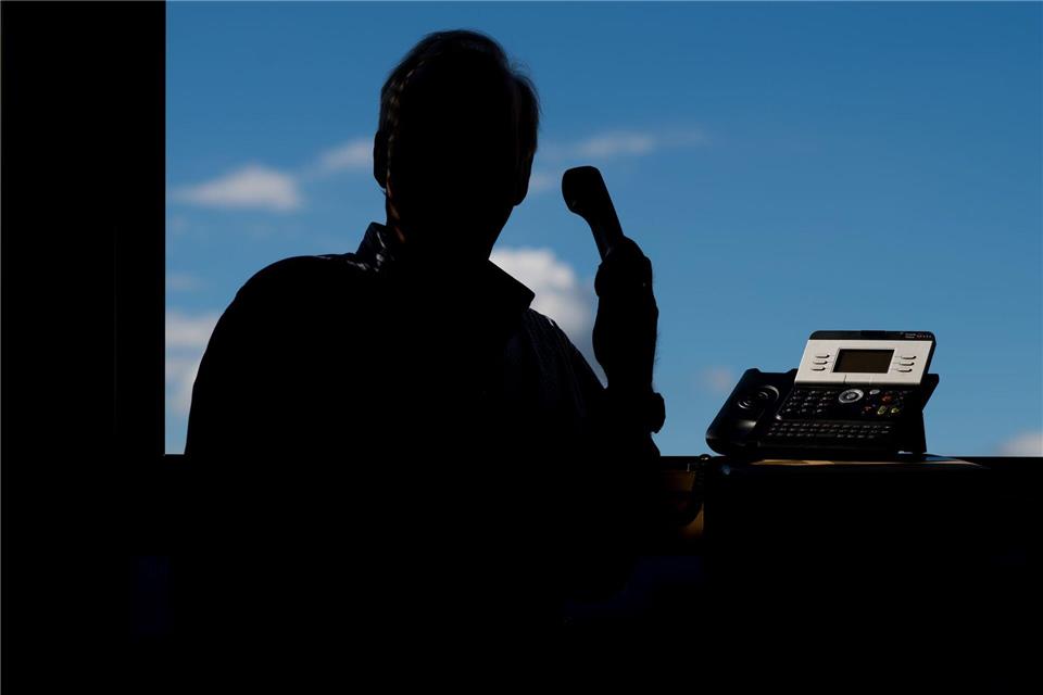 Die Landesbeauftragte für den Datenschutz und das LKA NRW warnen vor Betrügern. (Symbolbild)Julian Stratenschulte/dpa
