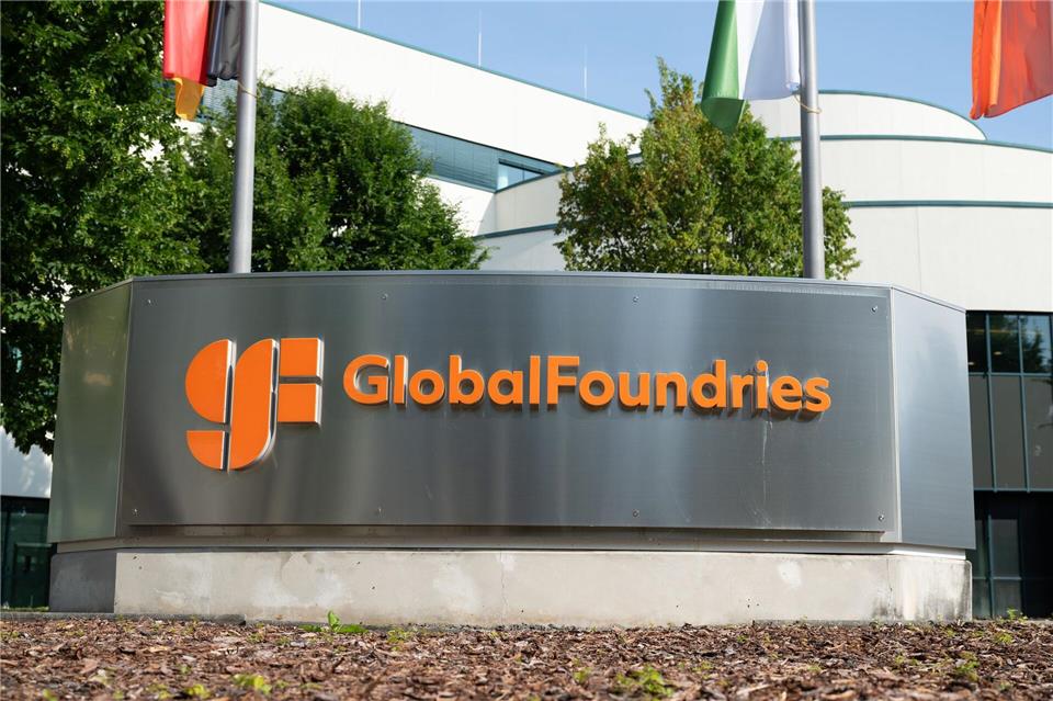 Die Landesdirektion Sachsen hat die Erweiterung des Chemielager beim Chiphersteller Globalfoundries genehmigt (Archivbild).Sebastian Kahnert/dpa