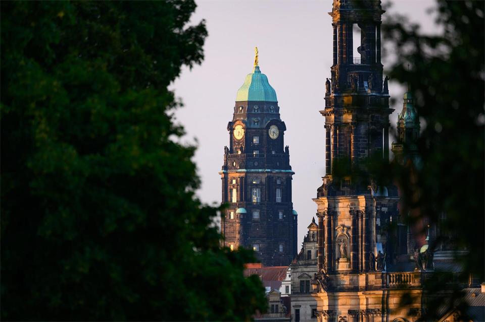 Die Landeshauptstadt Dresden hat als Vorsichtsmaßnahme zwei Anwendungen vom Netz genommen. (Archivbild)Robert Michael/dpa