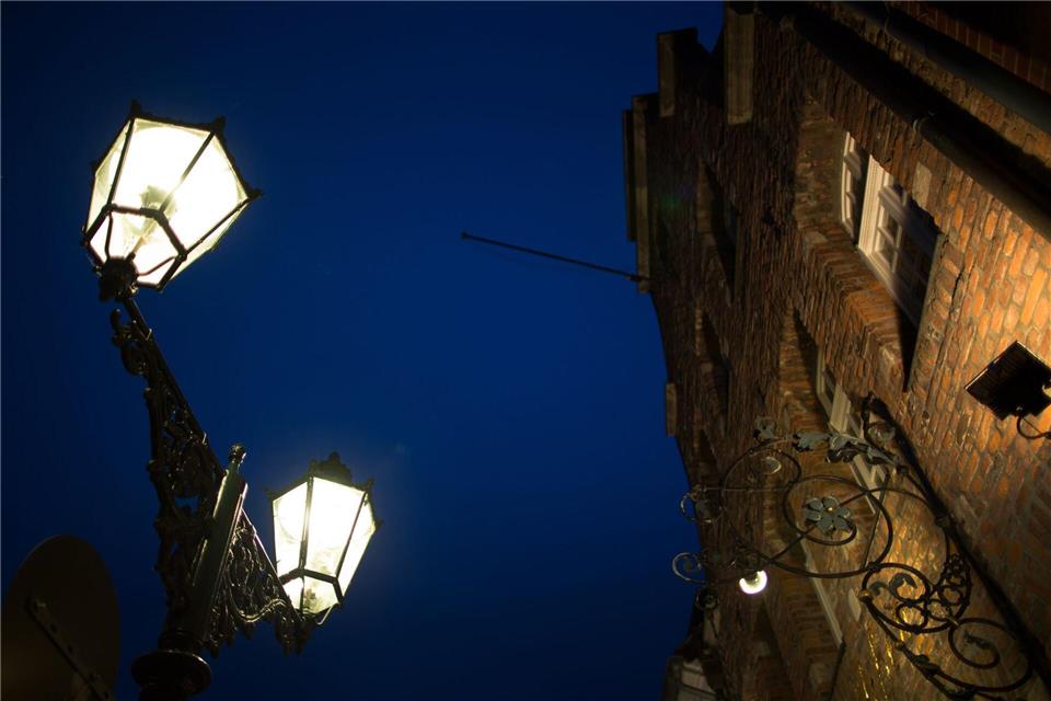 Die Landeshauptstadt darf 4.000 Laternen umrüsten. (Archivbild)picture alliance / dpa