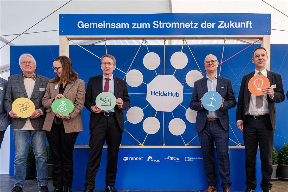 Die Landesregierung, der Netzbetreiber und Lokalpolitiker haben den offiziellen Startschuss für den Bau des HeideHub gegeben.Markus Scholz/dpa