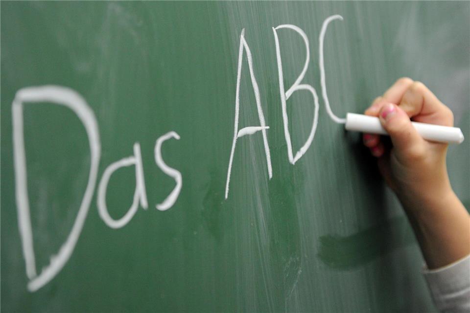 Die Landesregierung nimmt Geld für neue Lehrerstellen in die Hand. (Symbolbild)Daniel Reinhardt/dpa