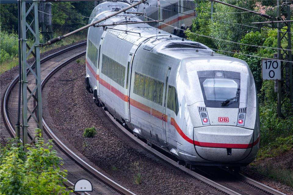 Die Landesregierung und die Deutsche Bahn haben sich darauf geeinigt, dass der Früh-ICE auch nach der Generalsanierung fährt. (Symbolbild)Jens Büttner/dpa