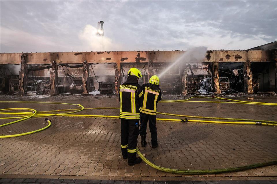 Feuerwache brennt - „Wir mussten unser Zuhause löschen“ Die Landesregierung will betroffene Feuerwehrleute unterstützen.Nadine Weigel/dpa