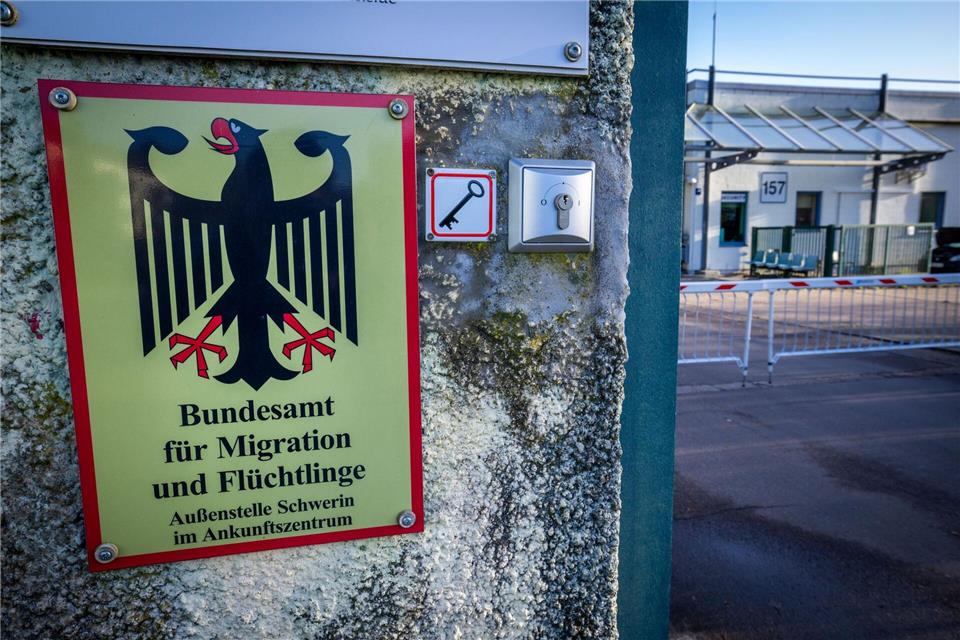 Die Landesregierung will die Plätze in ihrer Erstaufnahmeeinrichtung aufstocken, obwohl mit sinkenden Asylbewerberzahlen gerechnet wird. Das soll die Kommunen entlasten. (Symbolbild)Jens Büttner/dpa