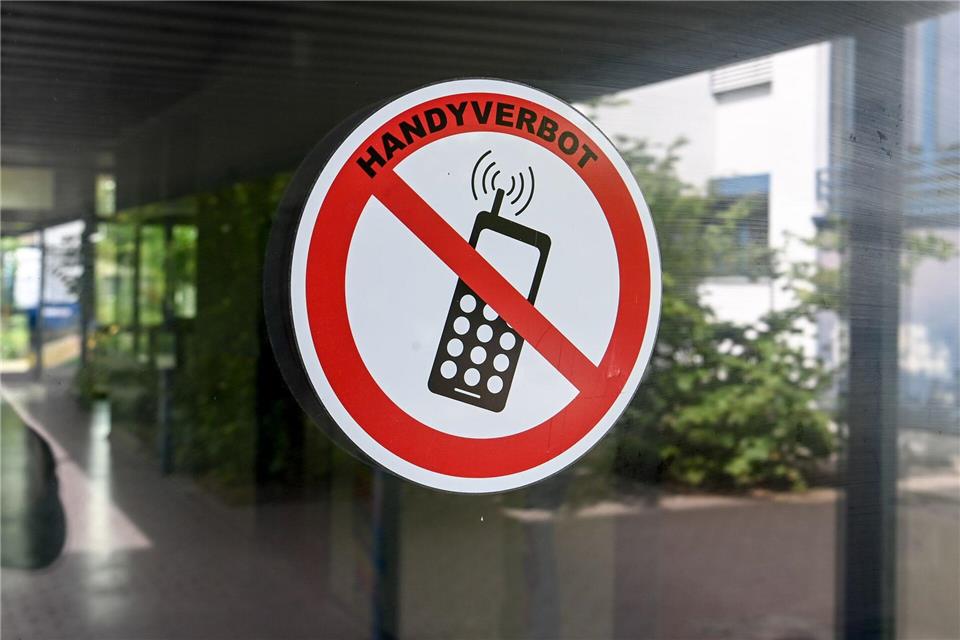 Die Landesschülerinnen- und Landesschülervertretung ist gegen ein pauschales Handyverbot. (Symbolbild)Jens Kalaene/dpa